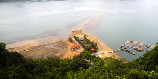  A day on a tiny, unknown island near Ha Long 